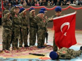 23 nisan ulusal egemenlik ve Çocuk bayramı kayseri anaokulu öğrencilerine silah verdiler