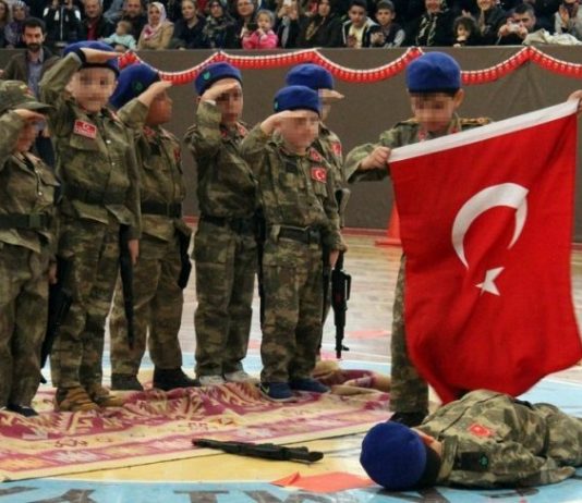 23 nisan ulusal egemenlik ve Çocuk bayramı kayseri anaokulu öğrencilerine silah verdiler