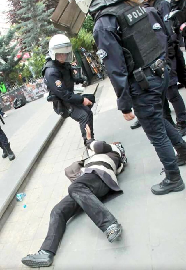 polis tarafından yerde sürüklenen anne