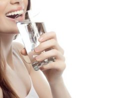 Diş beyazlatmada macun mu? Bol su mu? Hangisi daha etkili?