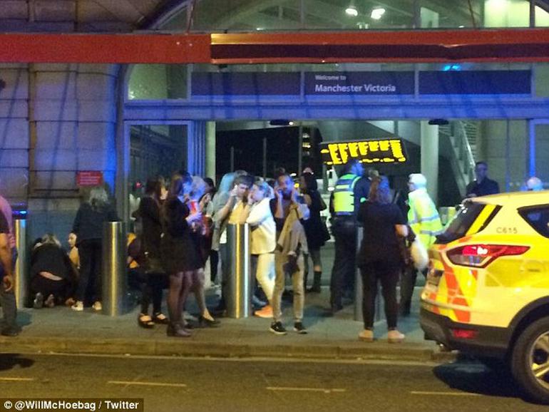Manchester Arena'da patlama: Ölü ve yaralılar var ariana grande konseri