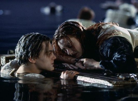 Rose Dewitt bir tahta parçasının üzerindeyken Jack Dawson'ın bedeni neden buz gibi keskin olan o soğuk suyun içindeydi?