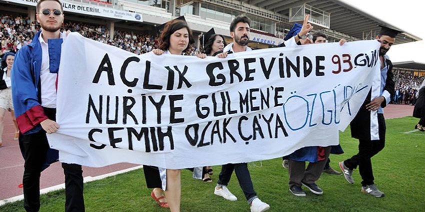 Nuriye Gülmen ve Semih Akça'ya özgürlük pankartı açan öğrencilere gözaltı