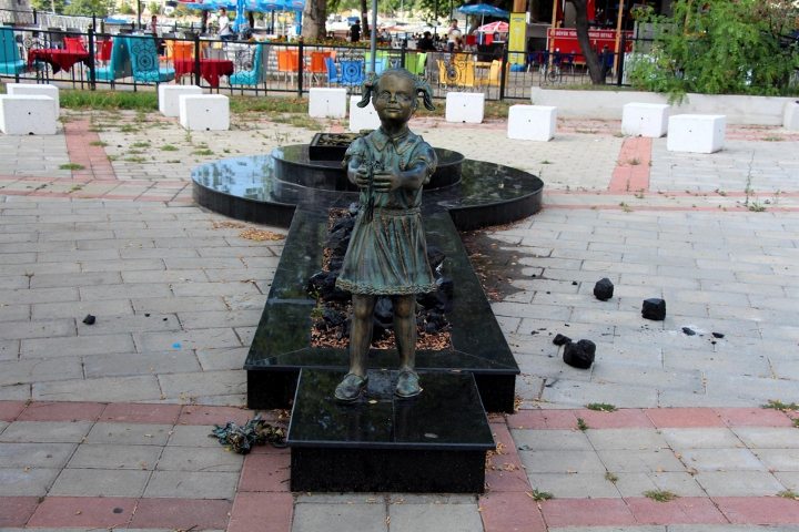 Atatürk'e çiçek veren kız heykeline saldırı