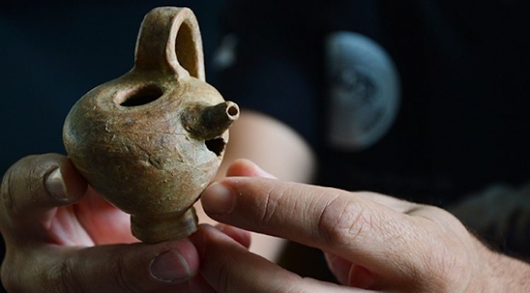 Çanakkale Parion Antik Kenti'nde bulunan 2 bin yıllık biberon testi