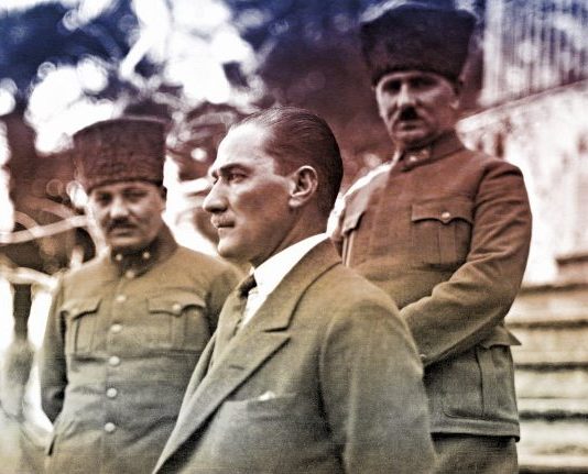 Gazi Mustafa Kemal Paşa İzmir Uşakizade Köşkü'nde.