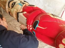 Türkiye'de yaşayan ender Kızılderililer'den biri olan Jno Didrickson Türkiye'de ilk totem eserleri Balıkesir'in Burhaniye ilçesinde yapıyor.