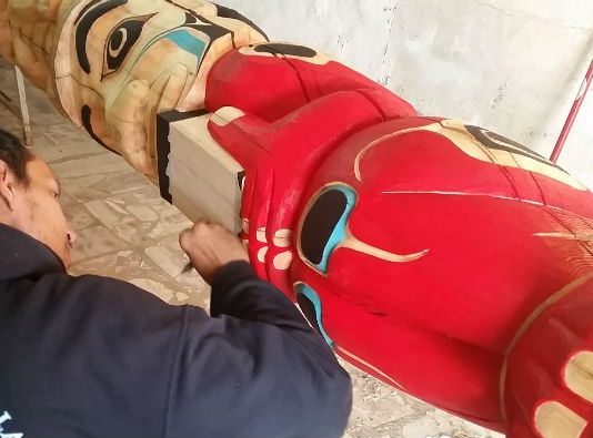 Türkiye'de yaşayan ender Kızılderililer'den biri olan Jno Didrickson Türkiye'de ilk totem eserleri Balıkesir'in Burhaniye ilçesinde yapıyor.