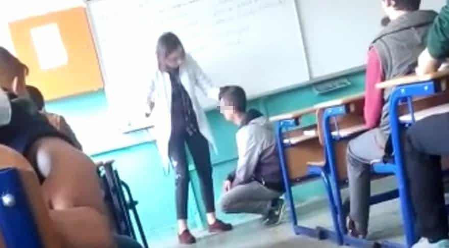 Okulda dayak: Öğrencisini sınıfta diz çöktürüp dövdü