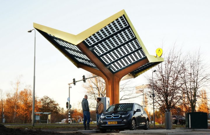 Sokak lambaları otomobiller için şarj istasyonu oluyor