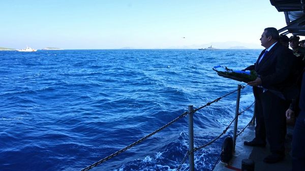 Kardak'a çelenk atmak isteyen Yunanistan Savunma Bakanı, adaya yaklaştırılmadı. 