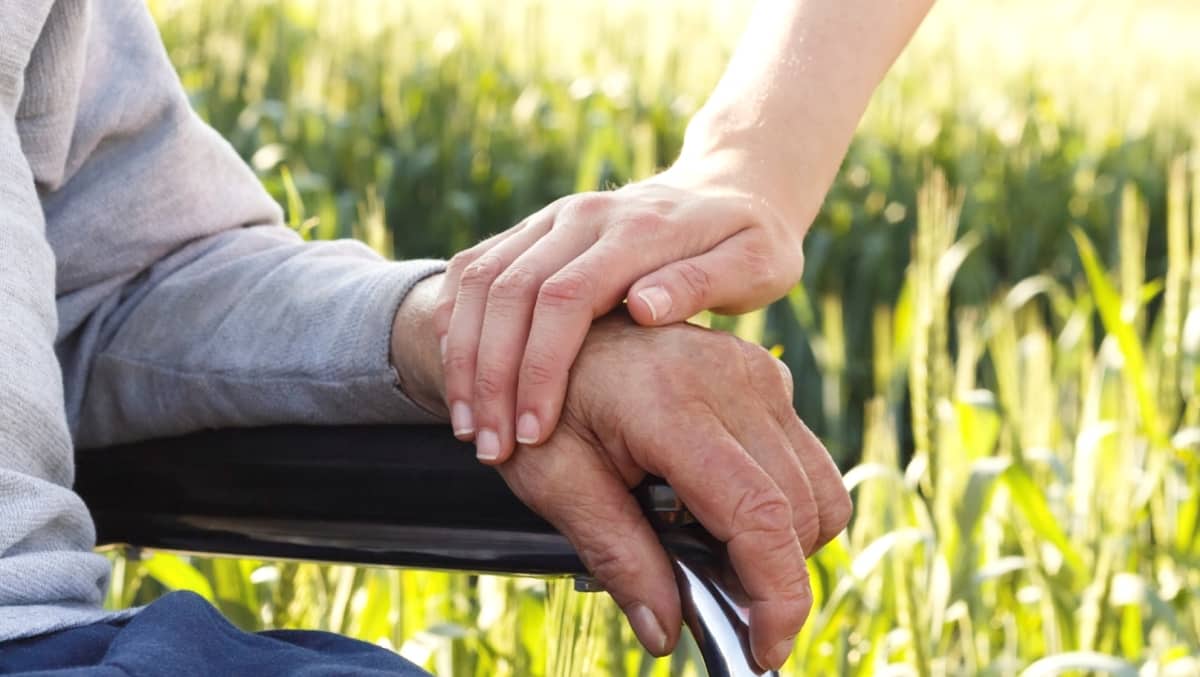 Alzheimer hastası bakımı: Kendini seven sevgisini daha kolay paylaşır