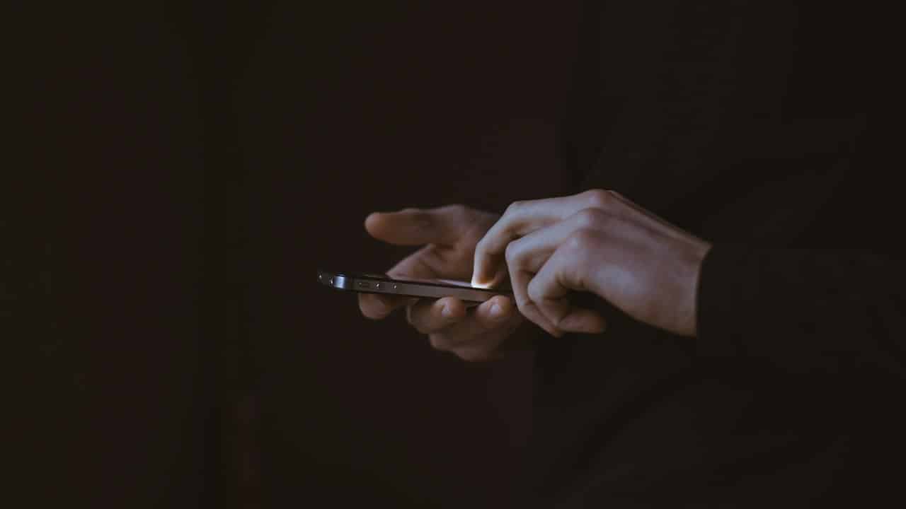Telefon tutan kişinin silueti