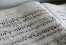 Kanser tedavisi müzik ile destekleniyor Nota kâğıdı yakın çekim