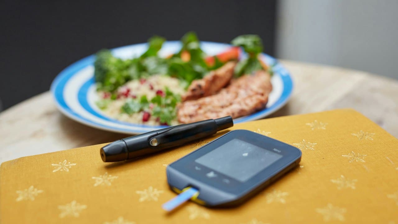 Yemek tabağı yanında şeker ölçüm cihazı