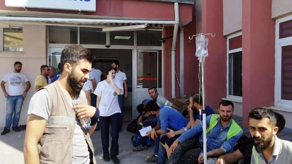 İzmir'in Aliağa ilçesindeki Star Rafinerisi şantiyesinde çalışan yaklaşık 600 işçi, gıda zehirlenmesi şüphesiyle hastaneye kaldırıldı.
