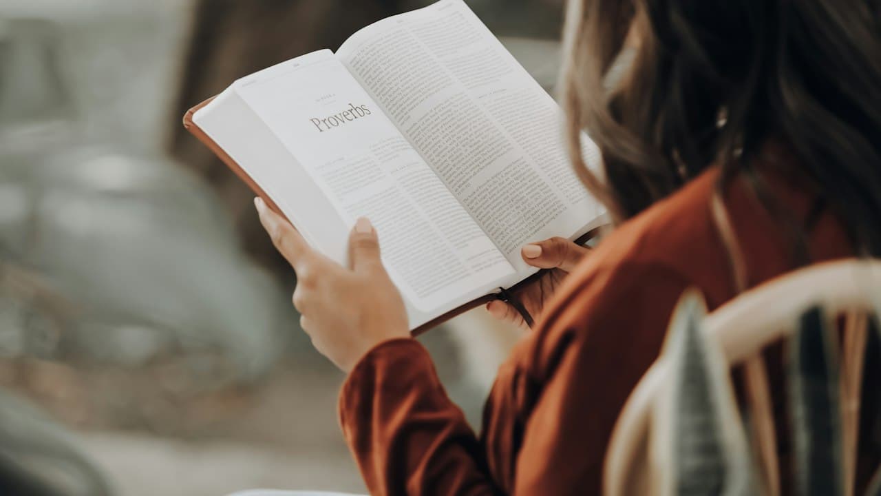 Kitap okuyan kız çocuğu