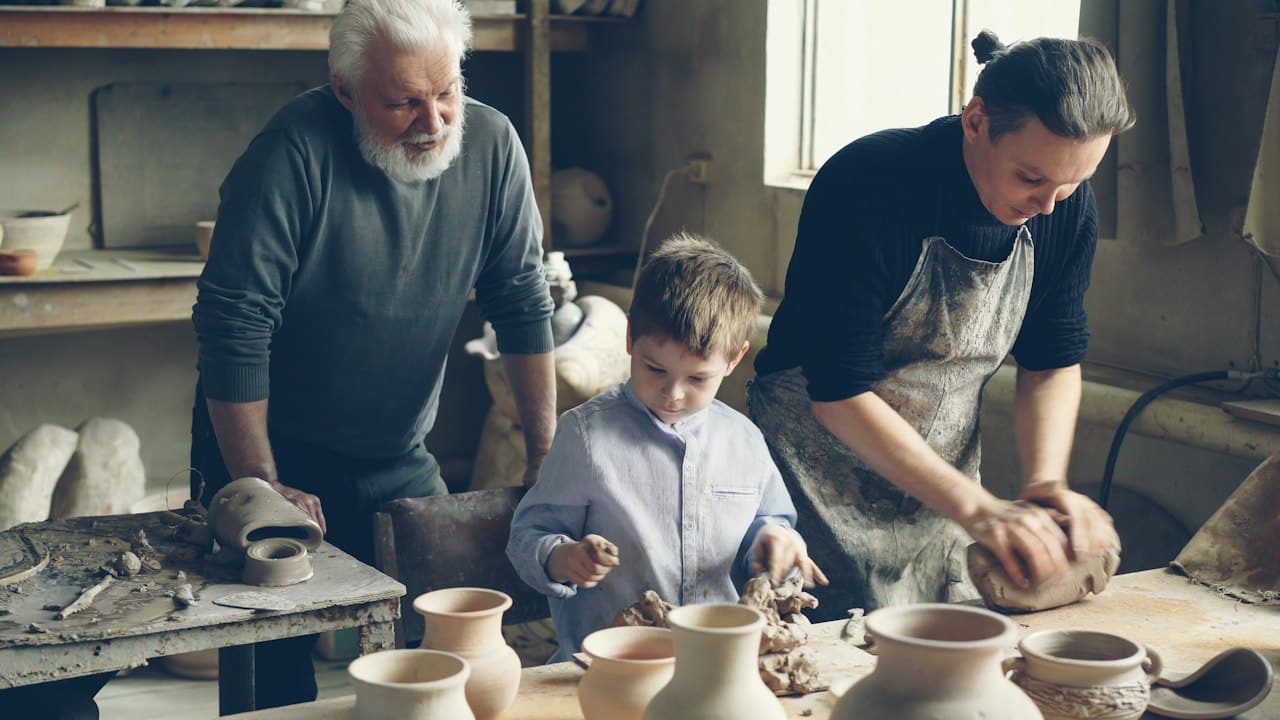 Çömlek atölyesinde birlikte çalışan dede, baba ve oğul