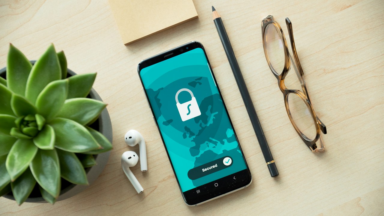 Ekranında güvenlik kilidi simgesi görünen akıllı telefon