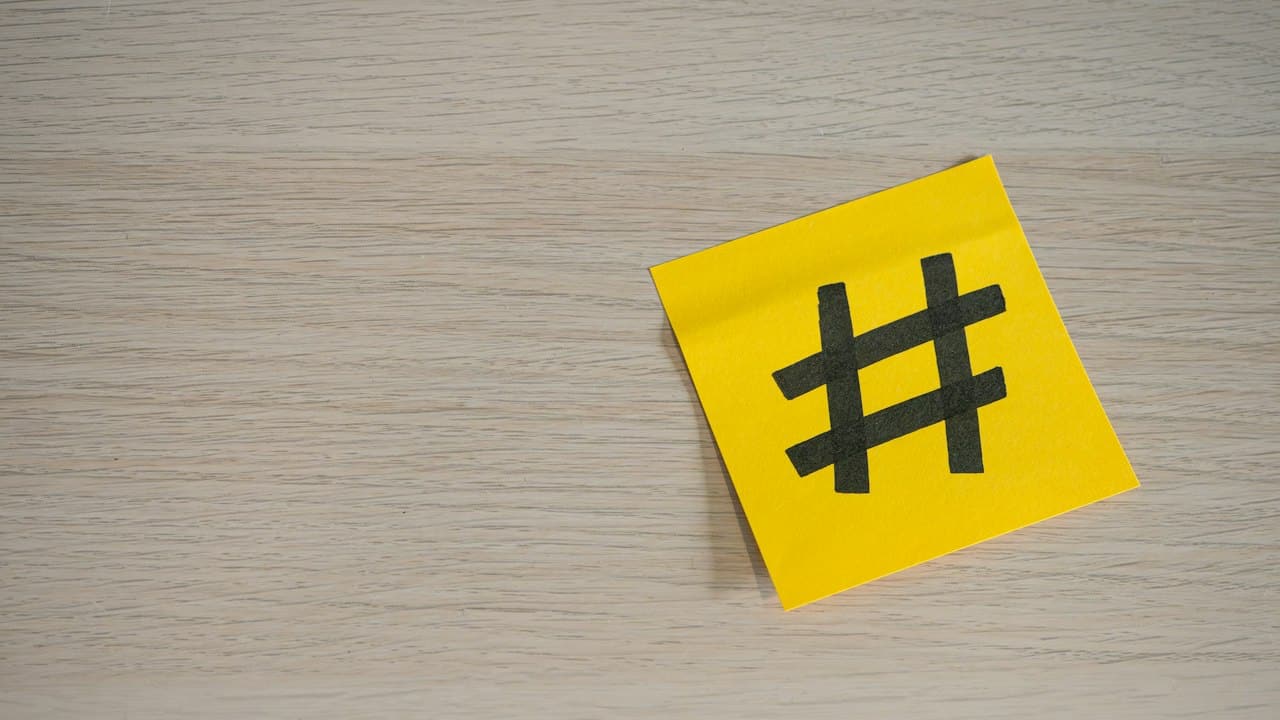 Sarı kâğıt üzerinde hashtag işareti