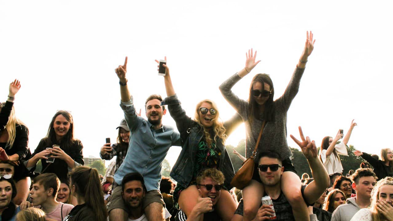 Açık hava müzik festivalinde kollarını kaldıran kalabalık