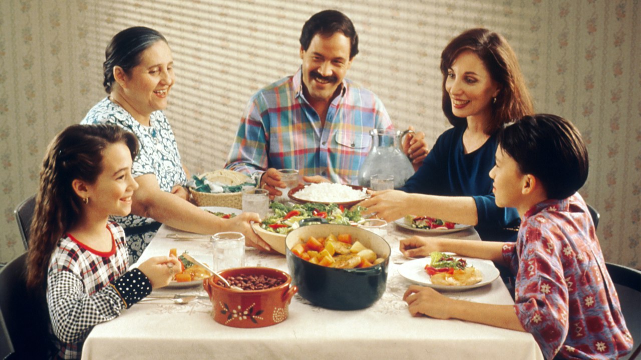 Bir arada yemek yiyen insanlar