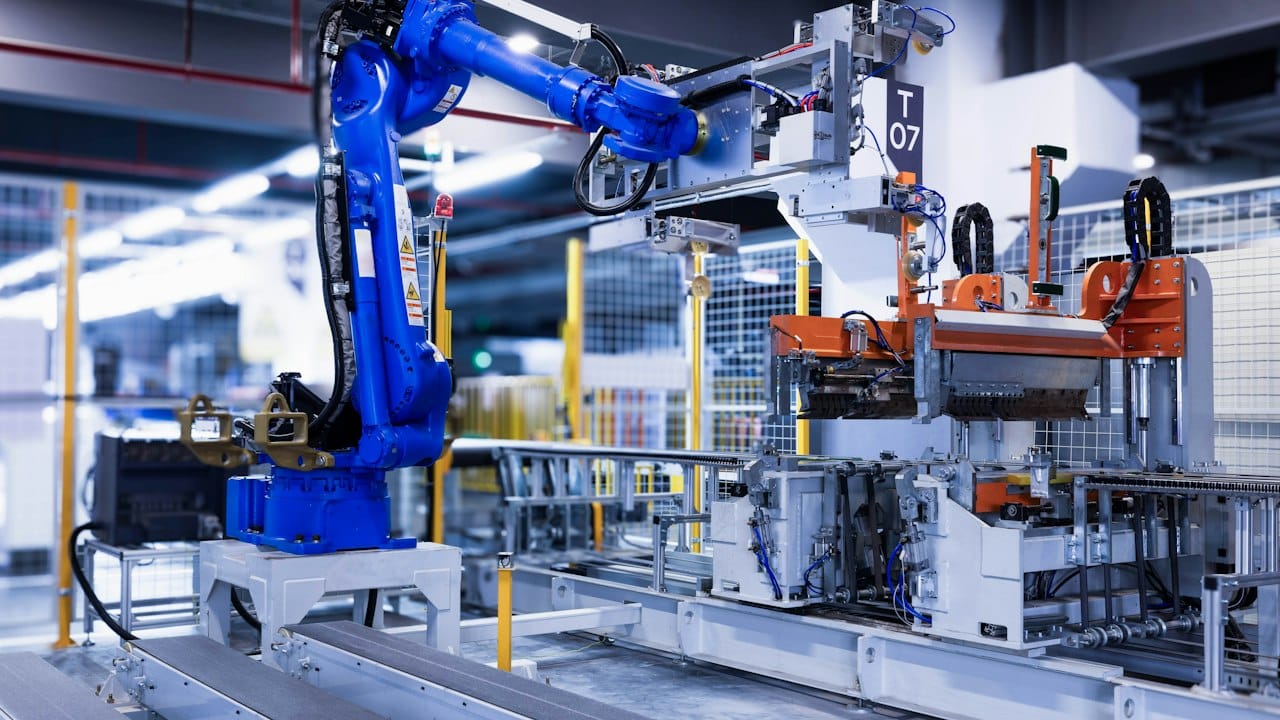 Fabrikada endüstriyel robot kolu