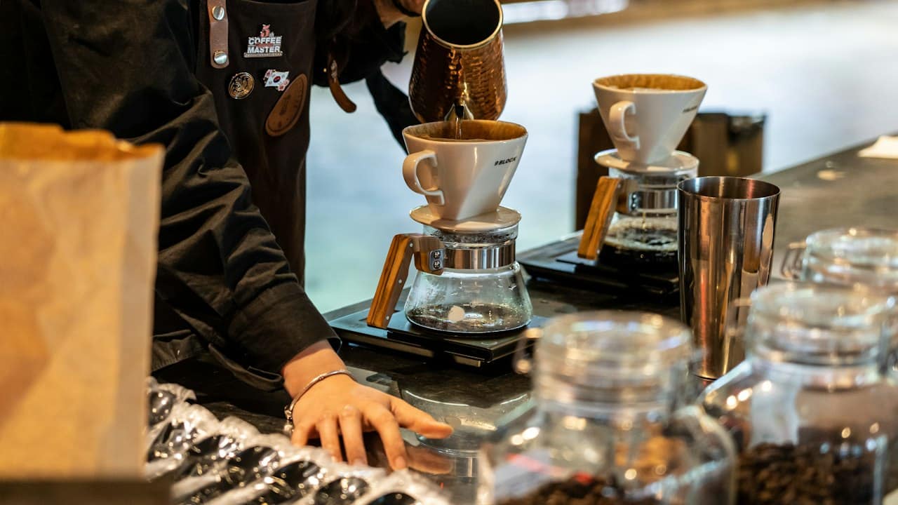 Fincana kahve döken barista