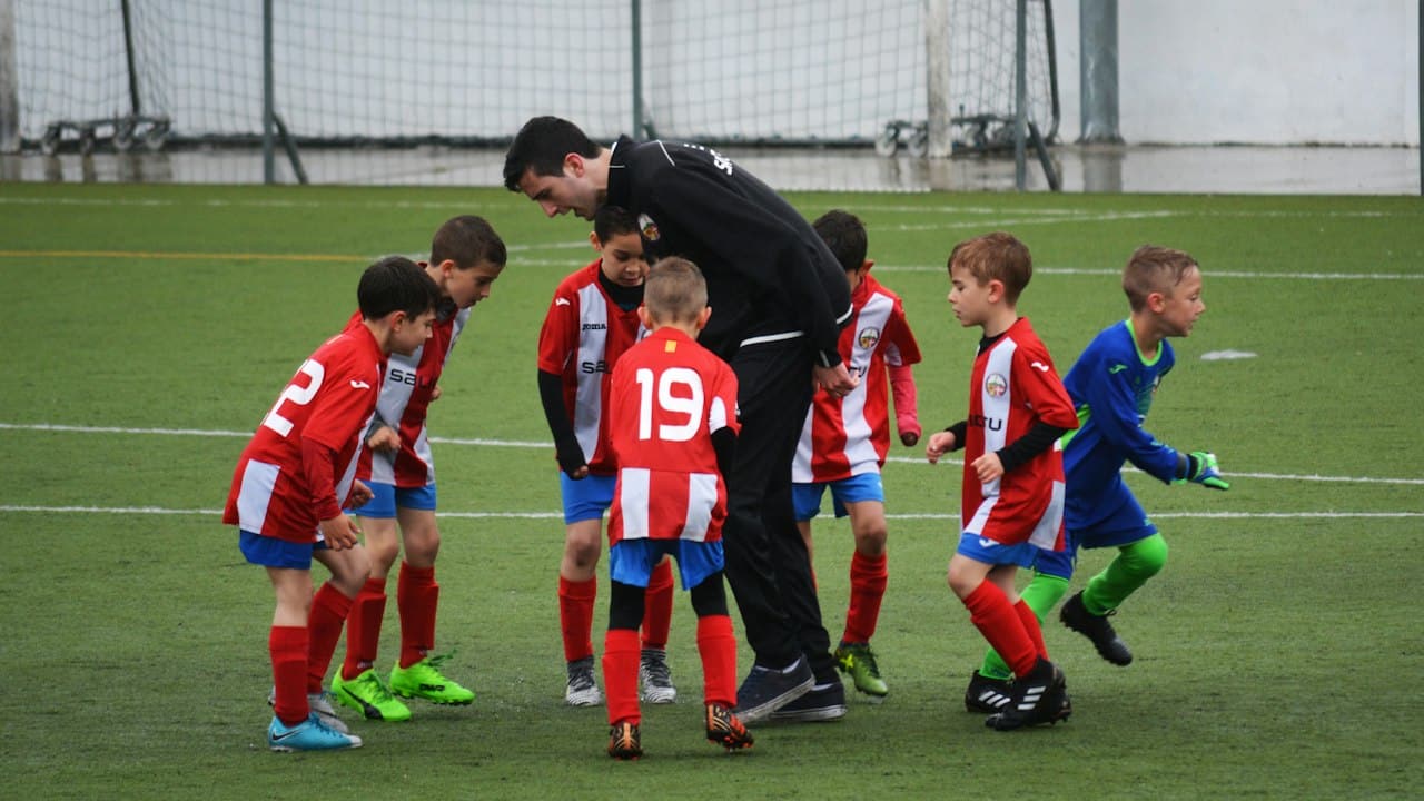 Futbol oynayan çocuklar