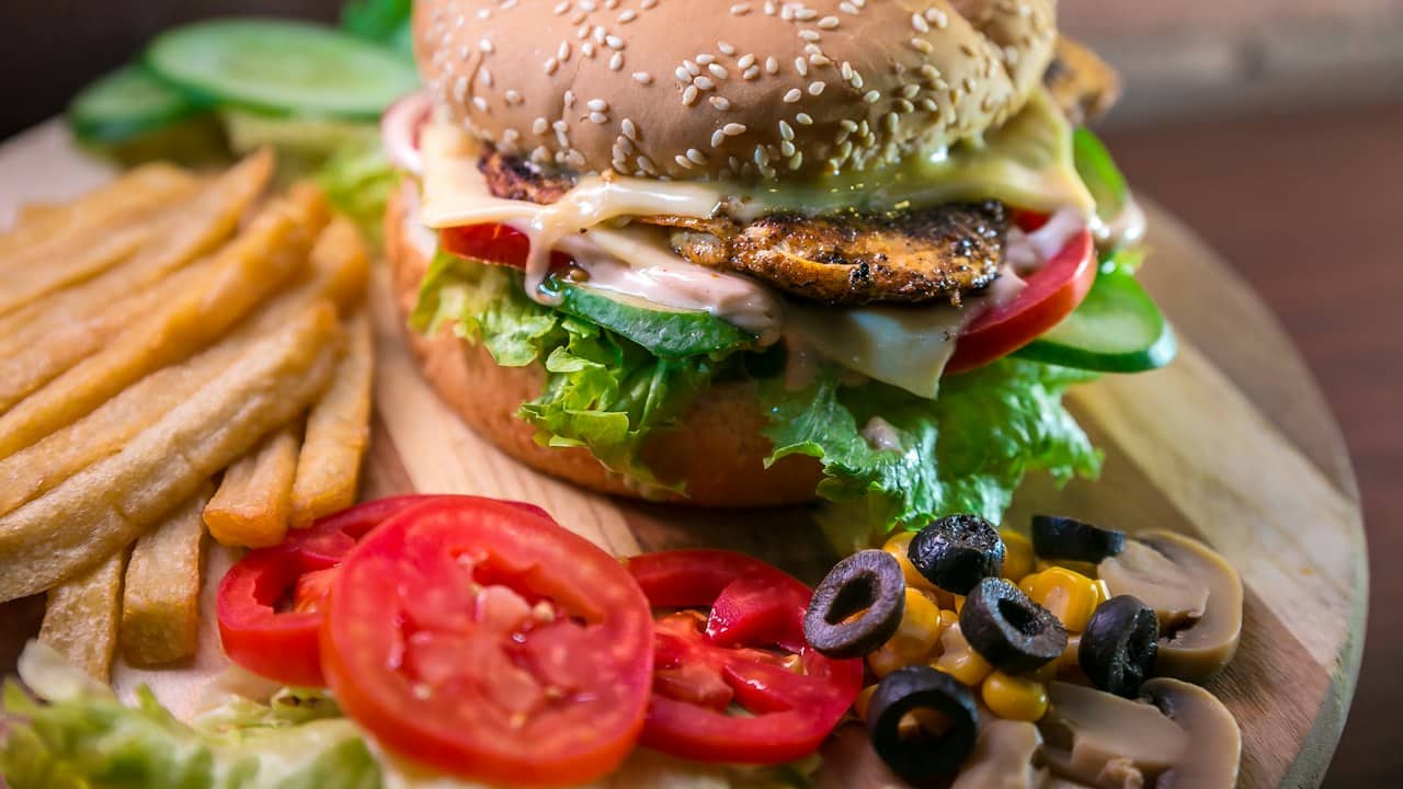 Patates kızartmasıyla hamburger