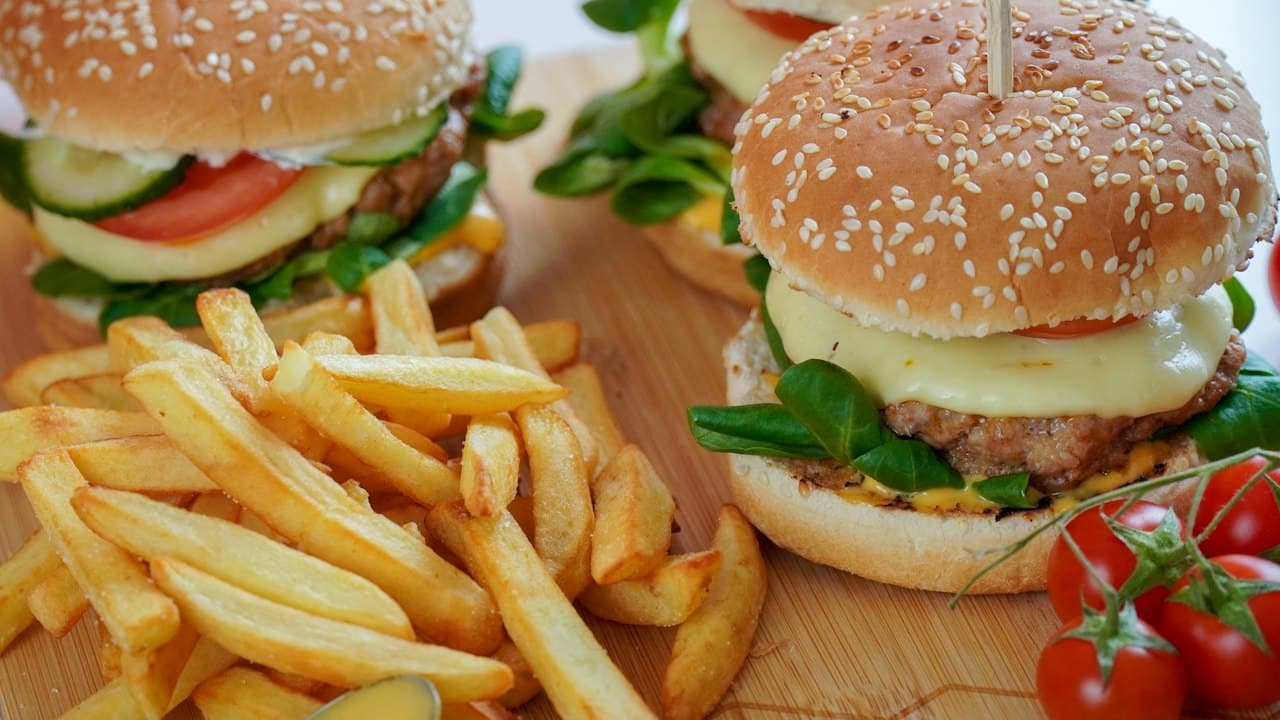 Ahşap masada hamburger ve patates kızartması