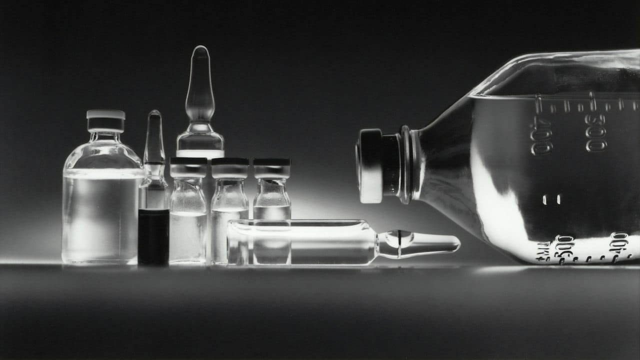 Cam ilaç flakonları ve serum şişesi