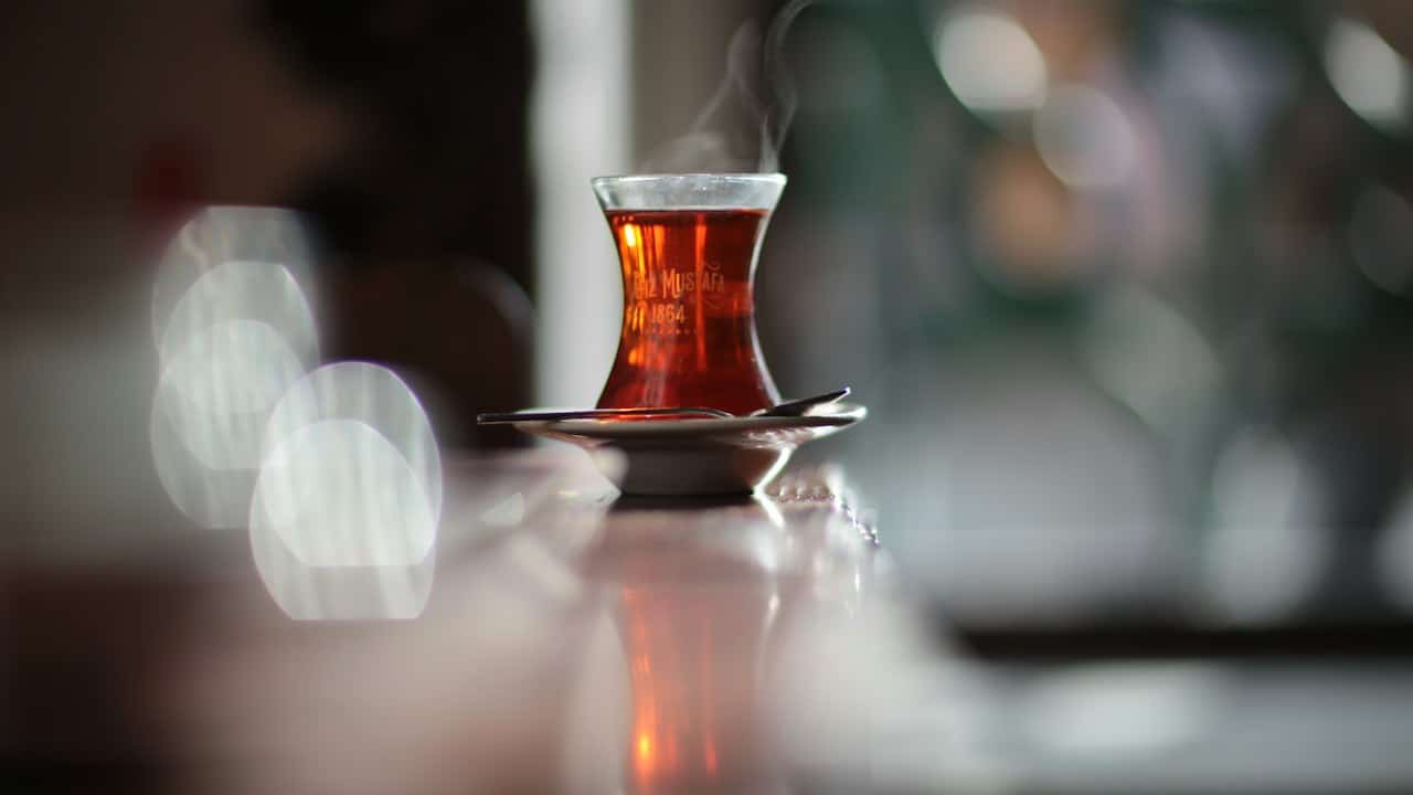 Ahşap masada ince belli bardakta çay