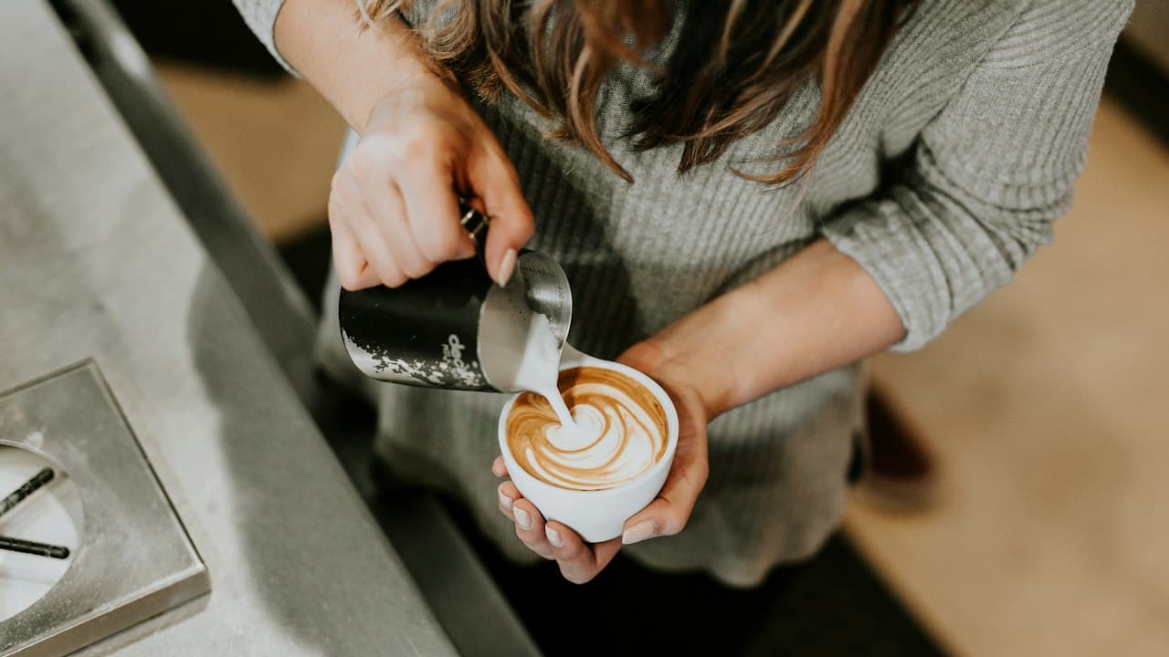 Fincana kahve dolduran barista