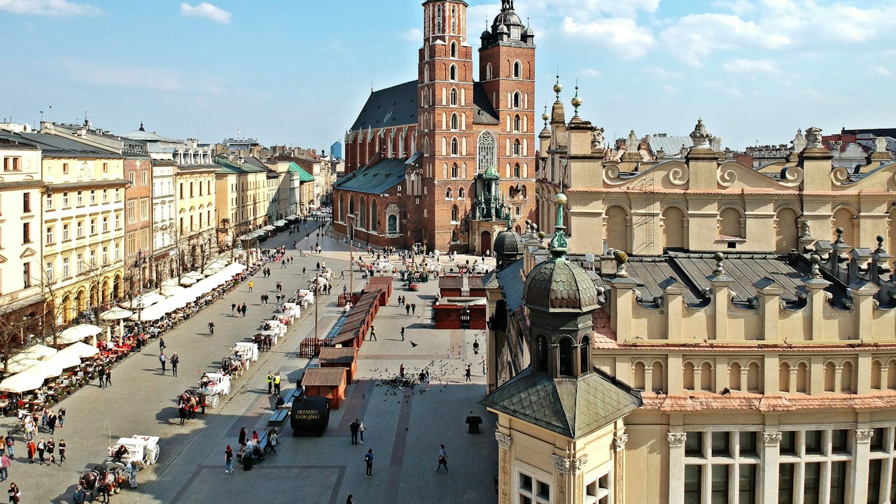 Krakow'da saat kuleli şehir meydanı