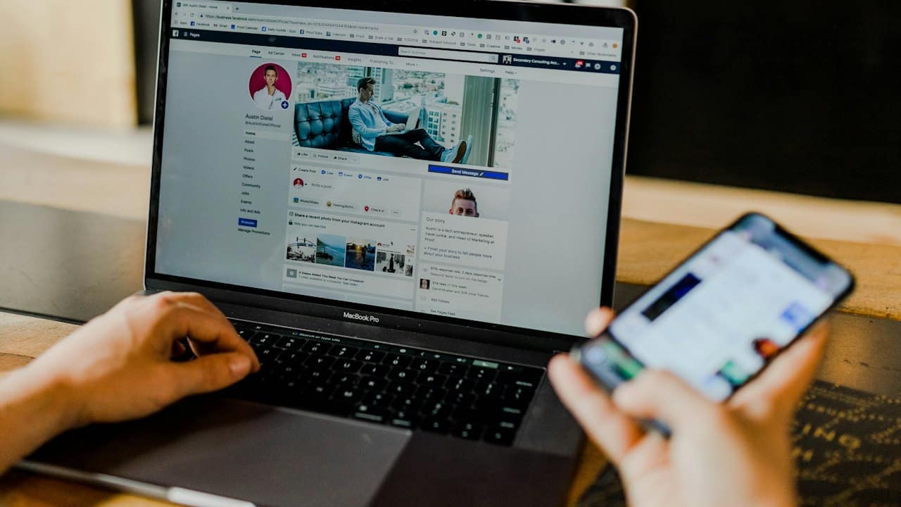 Hem dizüstü bilgisayar hem akıllı telefon kullanan kişi