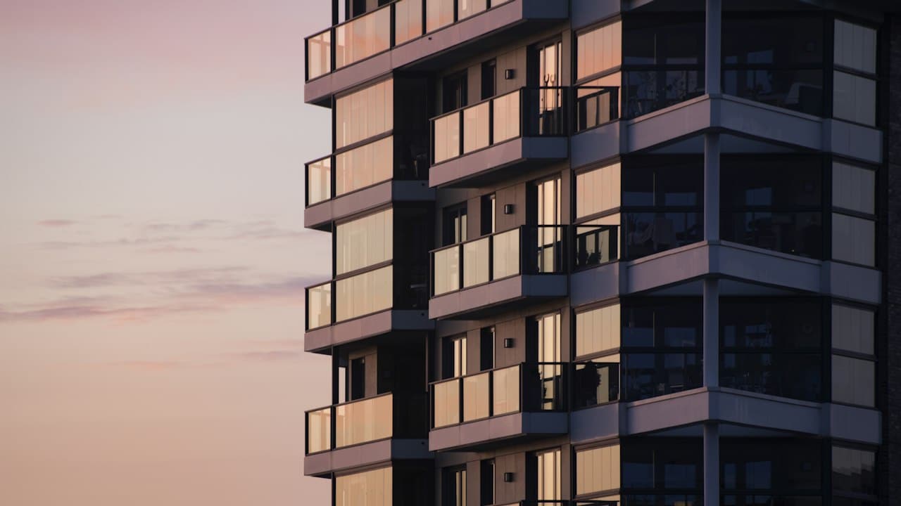 Cam balkonlu modern apartman binası