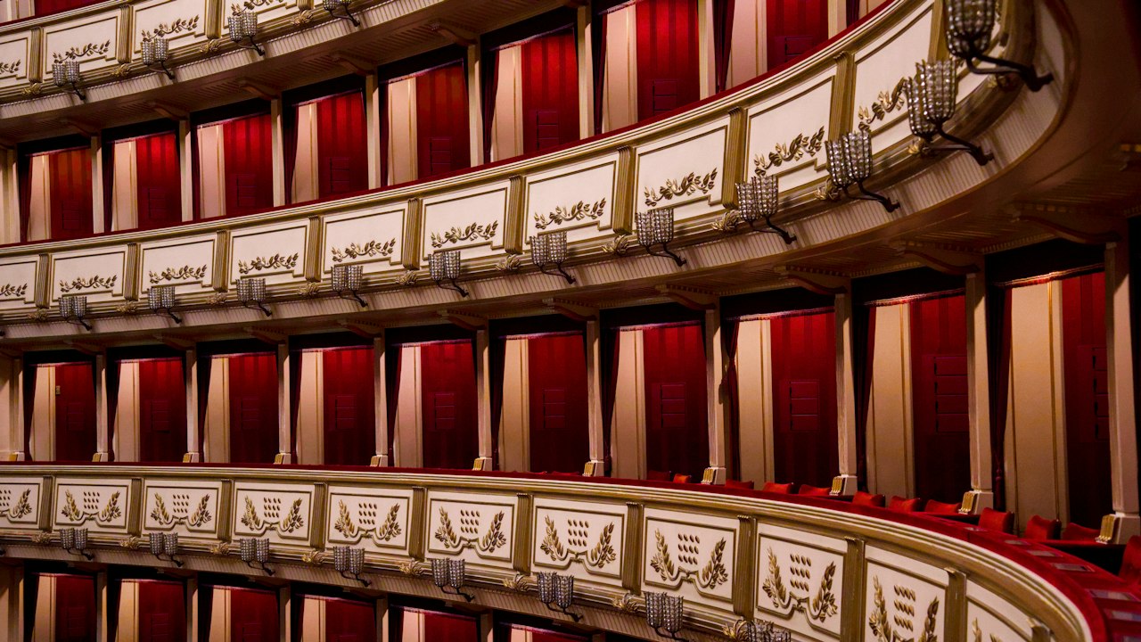 Kırmızı perdeli tarihi opera salonunun balkonları