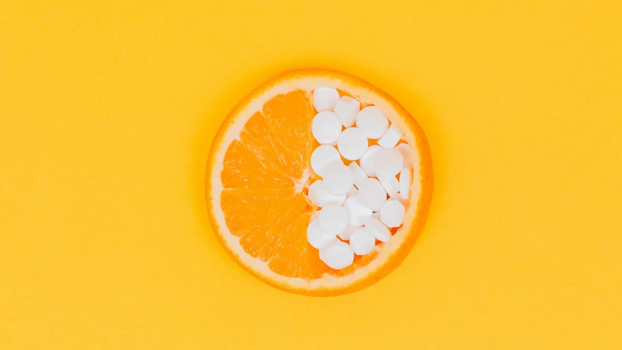 Yarısı vitamin haplarıyla dolu portakal