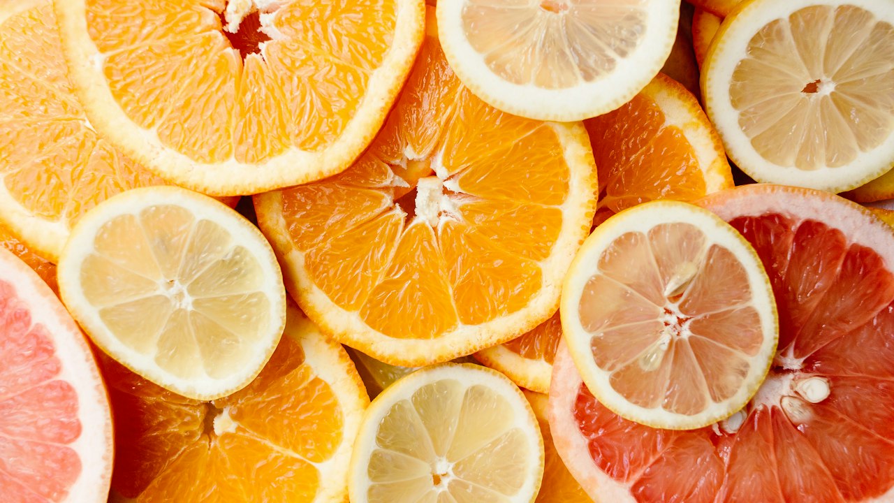 Dilimlenmiş portakal, limon ve greyfurt