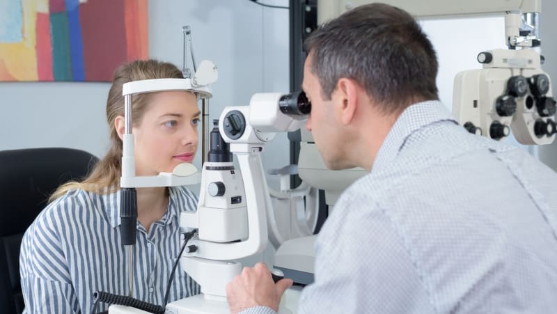 Sağlıklı gözler için basit ve pratik ipuçları doktor muayenesi