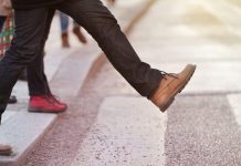 Yağışlı zeminde nasıl yürünmeli? Bu öneriler düşmeyi engelliyor! Yağışlı zeminde nasıl adım atılmalı? Bu öneriler düşmeyi engelliyor!