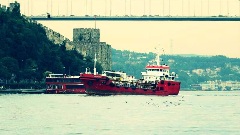 Türk bandıralı gemi Akdeniz'de kurtardığı göçmenler tarafından kaçırıldı