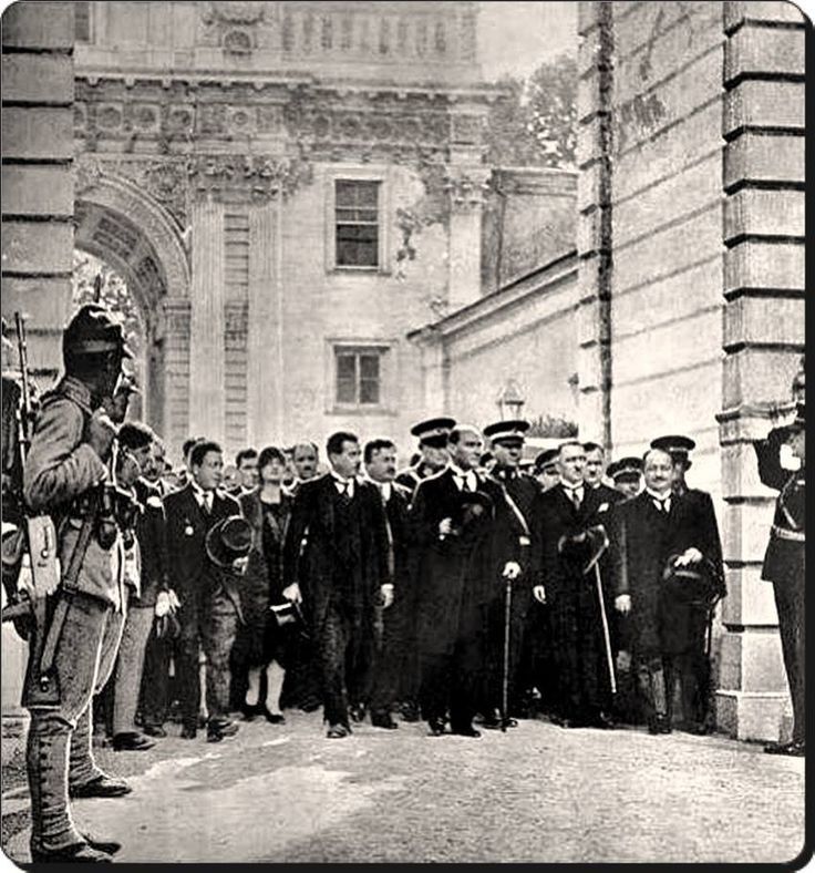 Atatürk'ün Dolmabahçe Sarayı'na ilk gelişi (1 Temmuz 1927)