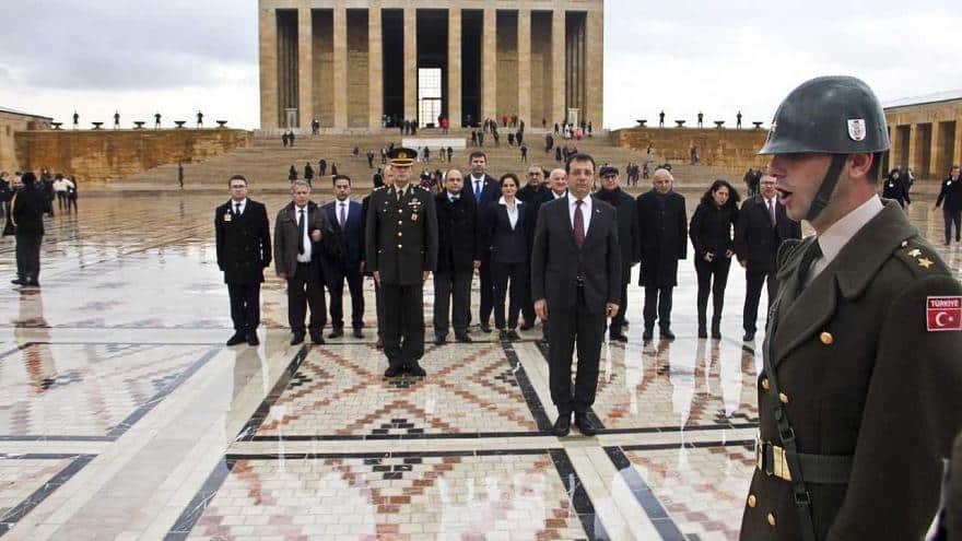 Ekrem İmamoğlu, Ulu Önder Mustafa Kemal Atatürk'ün mozalesinde saygı duruşunun ardından İsmet İnönü'nün kabrini de ziyaret etti.
