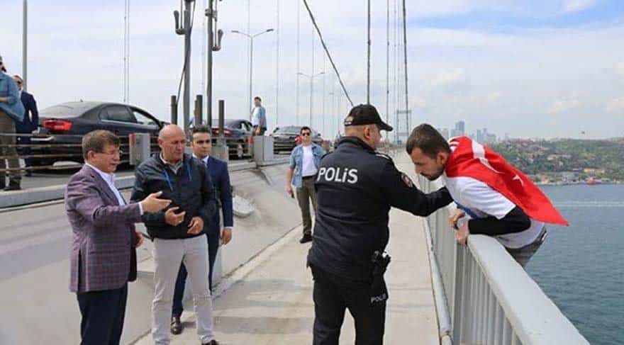 AKP tişörtü giyip köprüden atlamak istedi, Davutoğlu vazgeçirdi