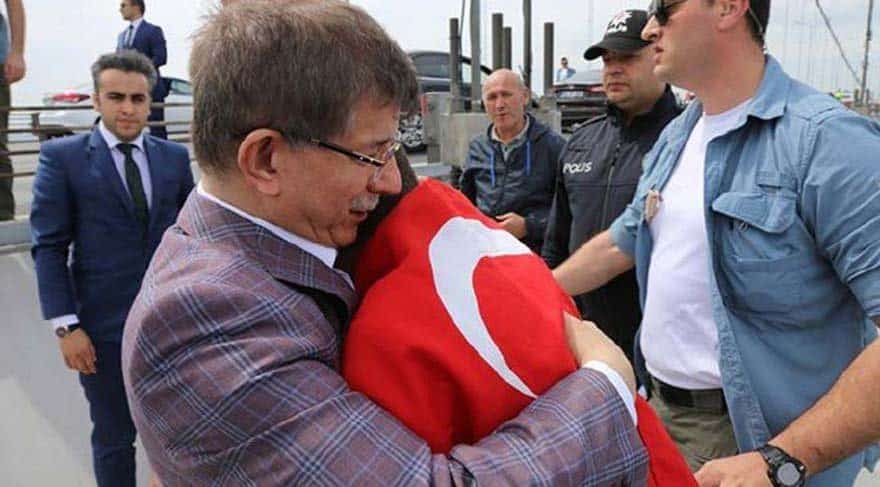 AKP tişörtü giyip köprüden atlamak istedi, Davutoğlu vazgeçirdi