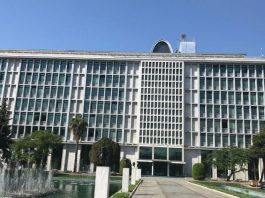 İBB binasındaki Atatürk posteri ve Türk Bayrakları indirildi