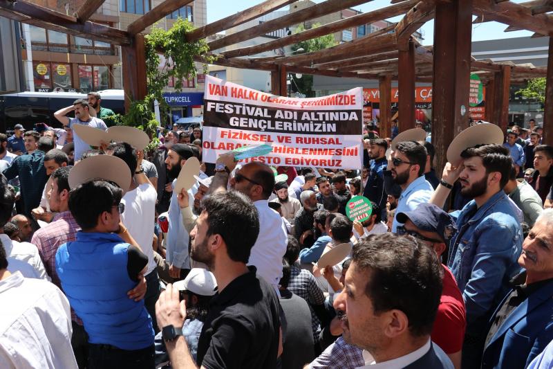 70 sivil toplum kuruluşunun üyeleri Ahlak Harekatı adı altında, cuma namazı çıkışı protesto düzenlemişti. Fotoğraf: İHA