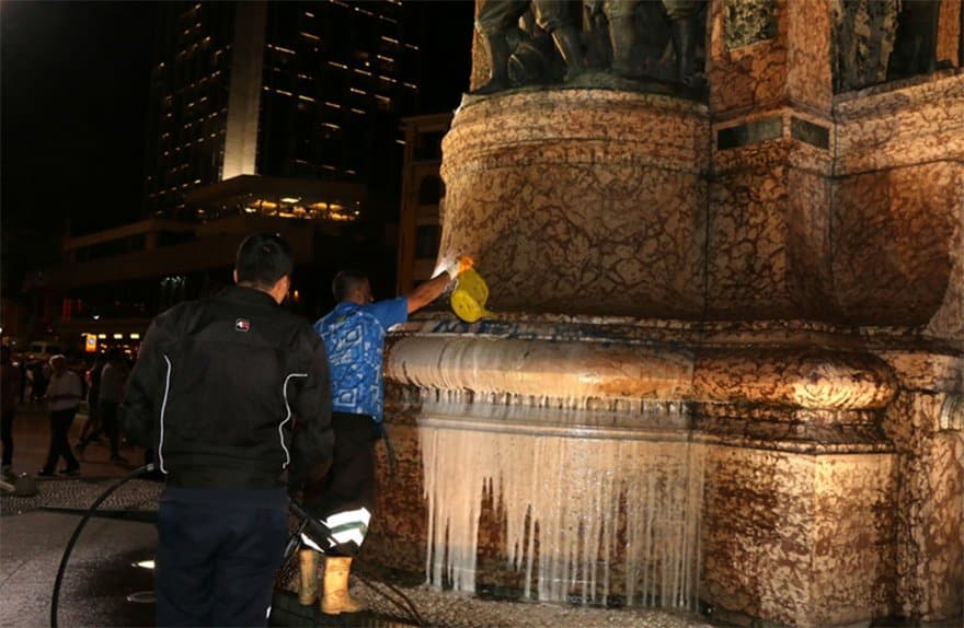 taksim cumhuriyet anıtı sprey boya mehmet yazıldı